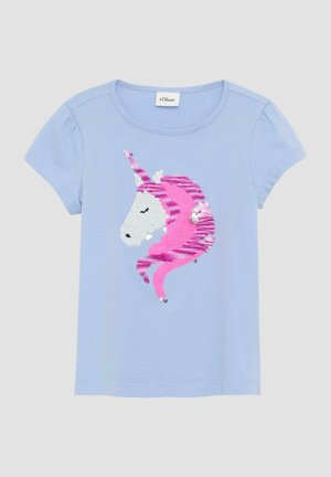 T-shirt bleu clair à manches courtes avec un design de licorne en sequins rose, blanc et argent, col rond et tissu doux.