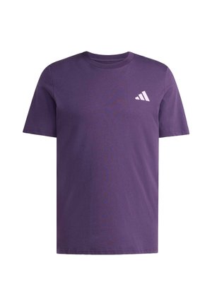 Lila Baumwoll-T-Shirt mit Rundhalsausschnitt und kurzen Ärmeln. Mit einem helllila Adidas-Logo auf der oberen linken Seite. Glatte Textur.