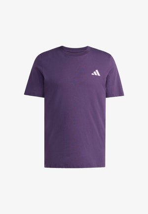 Lila Baumwoll-T-Shirt mit Rundhalsausschnitt und kurzen Ärmeln. Mit einem helllila Adidas-Logo auf der oberen linken Seite. Glatte Textur.