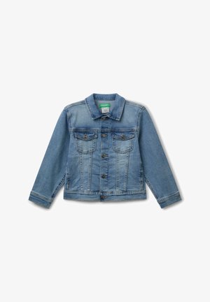 Giacca di jeans azzurro chiaro con colletto classico, due tasche sul petto e chiusura con bottoni. Presenta una texture leggermente sbiadita e vestibilità su misura.