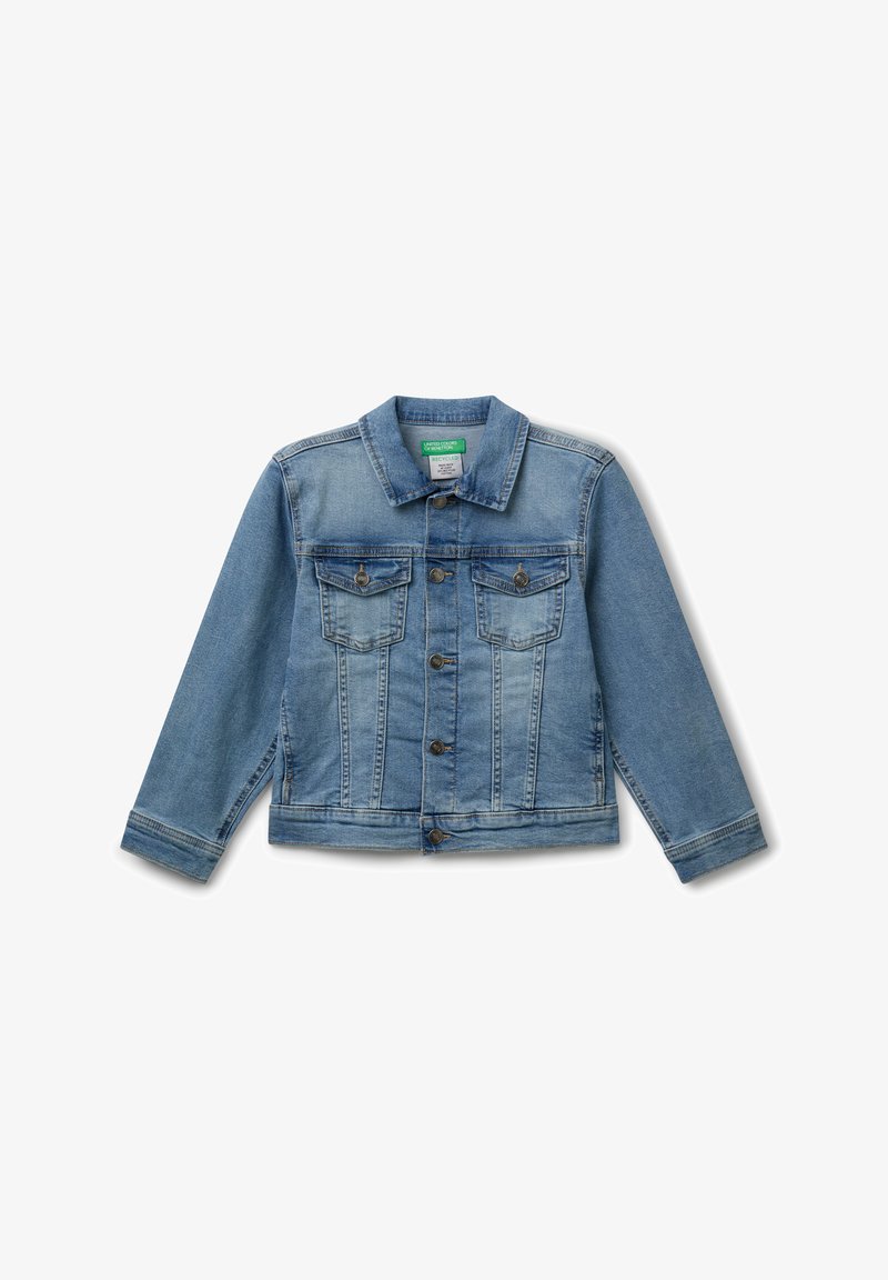 Veste en denim bleu clair avec un col classique, deux poches poitrine et des fermetures à boutons. Présente une texture légèrement décolorée et une coupe ajustée.