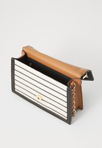 Portefeuille marron en simili cuir avec un devant en tissu rayé noir et blanc, doté d'une fermeture à bouton métallique et d'un accent en chaîne. Poche intérieure visible.