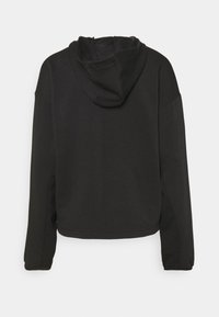 Sweat à capuche noir court avec une texture douce, doté d'une capuche à cordon, de manches longues et d'une coupe décontractée. Sans logos ou motifs visibles.