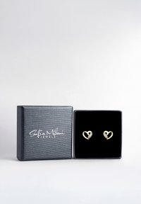 Herzförmige Ohrringe in Goldton mit glitzerndem Akzent, präsentiert in einer strukturierten schwarzen Geschenkbox mit weichem Innenfutter.