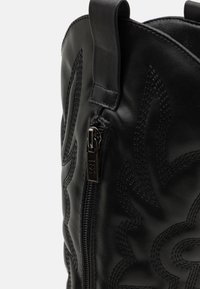 XTI Botas camperas - black