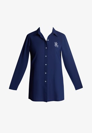 Cămașă de culoare albastru închis, cu mâneci lungi, guler ascuțit, închidere frontală cu nasturi și un logo pe partea stângă a pieptului. Textură fină a materialului.