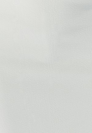 Tessuto bianco strutturato con un motivo sottile e irregolare. Aspetto morbido, leggero, adatto a varie applicazioni tessili.