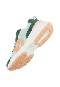 Sneakers sportivi realizzati in mesh e suede, caratterizzati da colori azzurro, verde e pesca. Suola in gomma testurizzata per una migliore aderenza.