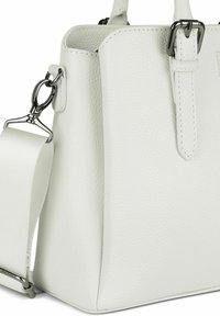 Borsa a mano in pelle bianca testurizzata con un design strutturato, dotata di manici superiori e tracolla removibile, impreziosita da dettagli in metallo argentato.