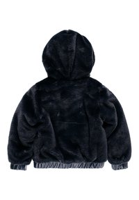 Czarna kurtka z sztucznego futra z kapturem o miękkiej fakturze, z elastycznymi mankietami i ściągaczem na dole. Prosty design, bez widocznych wzorów lub metalowych elementów.