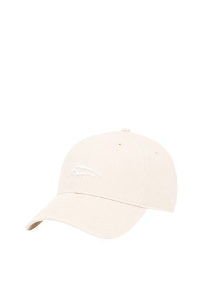 Casquette de baseball beige avec une visière courbée et un petit logo swoosh blanc brodé sur le panneau avant.