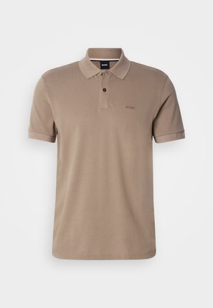 Beige kortermet polo-skjorte med krage, to knapper og "BOSS"-logo brodert på venstre bryst.