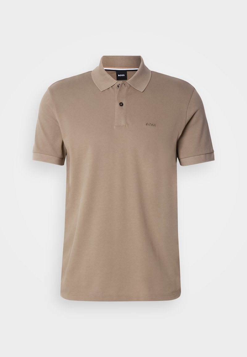 Polo shirt beige à manches courtes avec col, deux boutons et logo "BOSS" brodé sur la poitrine gauche.