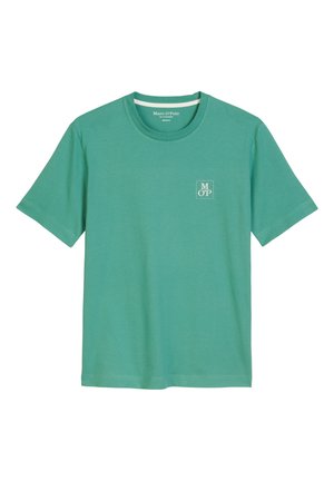 Turquoise katoenen T-shirt met korte mouwen, ronde hals en een klein wit "M OP" logo op de linkerborst. Glad textuur.