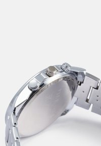 Zilveren roestvrijstalen horloge met een gepolijste ronde kast, twee chronograafdrukknoppen en een schakelarmband. De achterkant is glad en gegraveerd.