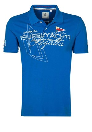 Blaues Poloshirt mit weißer Yacht-Silhouette, dem Schriftzug "Superyacht Regatta" und einer kleinen nautischen Flagge auf der Brust.