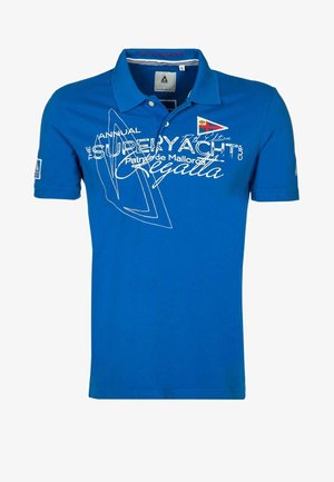Blaues Poloshirt mit weißer Yacht-Silhouette, dem Schriftzug "Superyacht Regatta" und einer kleinen nautischen Flagge auf der Brust.