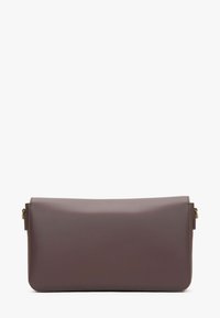 Hnědá kožená psaníčko s obdélníkovým tvarem, hladkým povrchem a minimalistickým designem. Obsahuje akcenty z pozlaceného kovu.