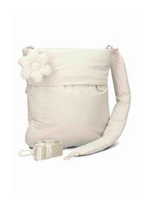 Sac à épaule beige avec design matelassé, une grande poche frontale et un accent fleur amovible. Comprend une sangle réglable et une quincaillerie à clip.