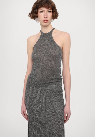 Metalno sivo pleteno halter top z oprijetim dizajnom in rebrasto teksturo, ki ima izrezan ovratnik in eleganten silhuet.