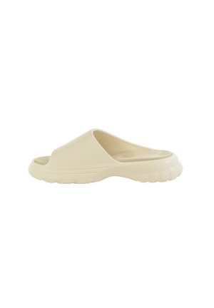 Beżowy sandał typu slip-on z teksturowaną wkładką i grubą, żeberkowaną podeszwą, zaprojektowany do noszenia na co dzień.