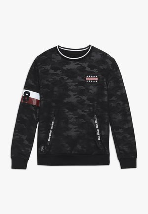 Sweat-shirt noir camouflage à manches longues, col rond, avec un col rayé, détail de poche frontale et le numéro 8 sur la manche.