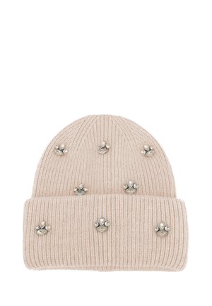 Berretto lavorato a maglia beige con una texture a coste, caratterizzato da decorazioni a forma di corona in argento distribuite uniformemente sul design e un risvolto.
