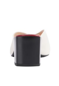 Pantofii din piele albă au vârful rotunjit și un toc pătrat negru. Baza tocului are un accent roșu aproape de marginea superioară. Design neted și minimal.