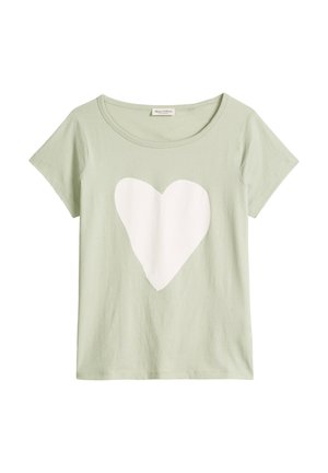 Hellgrünes T-Shirt mit kurzen Ärmeln und einem großen weißen Herzmotiv in der Mitte vorne.