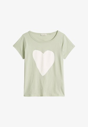 Hellgrünes T-Shirt mit kurzen Ärmeln und einem großen weißen Herzmotiv in der Mitte vorne.