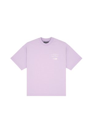 Lilafarbener Baumwoll-T-Shirt mit lockerem Schnitt, kurzen Ärmeln und rundem Halsausschnitt. Verfügt über weißen Drucktext auf der Brust für Details.