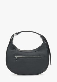 Černá kožená taška přes rameno, polokruhového tvaru, s přední kapsou na zip, zakřivenou rukojetí a texturovaným povrchem.