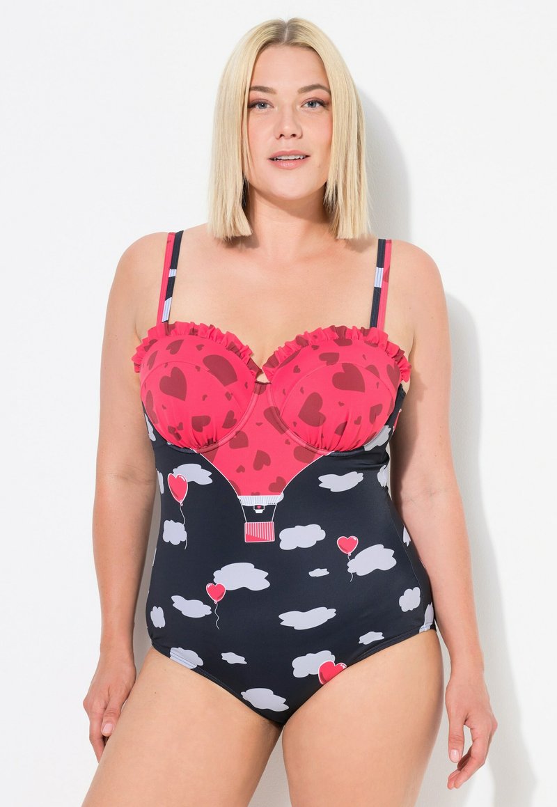 Maillot de bain une pièce avec un haut rose décoré de motifs en cœur, des bords volants, et un bas noir orné de nuages gris et de détails de ballons rouges.