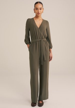 Olijf groene jumpsuit met een diepe V-hals, lange pofmouwen, een ceintuur in de taille en wijde benen. Gemaakt van een gestructureerde stof met een gladde afwerking.
