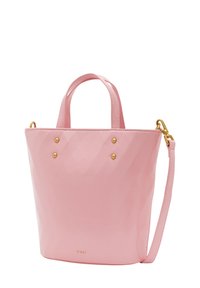 Rosa läderhandväska med texturerad yta, dubbla handtag på toppen, avtagbar axelrem och detaljer i guldfärgade metalldelar.