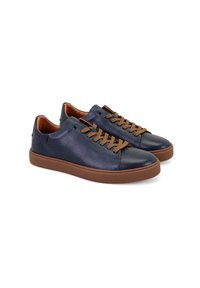 Ein Paar navyblaue Leder-Sneaker mit niedrigem Schnitt, braunen Schnürsenkeln und dicken braunen Gummisohlen vor einem weißen Hintergrund.