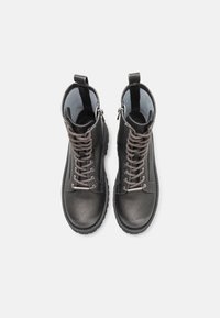 Sorte ankelstøvler i læder med snørelukning foran, grå snørebånd og lynlåse i siderne. Tekstureret overflade og rund tå med en holdbar gummisål.