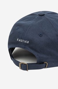 Sötétkék baseball sapka pamutból, állítható pánttal és fémbukóval. A hátsó részén hímzett "KAOTIKO" felirat található.
