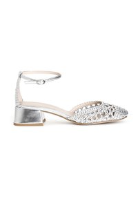 Scarpa con cinturino alla caviglia in argento con tacco a blocco. Presenta una punta aperta e una texture intrecciata sulla parte anteriore. Finitura metallica liscia.