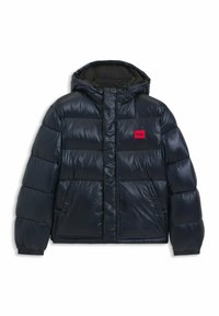 Giacca a vento imbottita di un blu scuro con una finitura lucida, dotata di cappuccio, chiusura frontale con zip, due tasche laterali e un'etichetta brandizzata rossa.