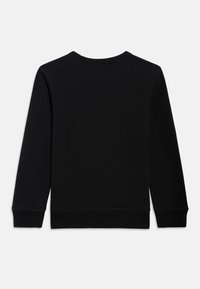 Μαύρο φούτερ με μακριά μανίκια και στρογγυλή λαιμόκοψη, με ριμπ μανσέτες και τελείωμα, εμφανιζόμενο από πίσω σε απλό λευκό φόντο.