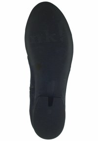Sole in gomma nera con superficie testurizzata e fori di drenaggio; presenta un branding sottile e una forma sagomata per il comfort.