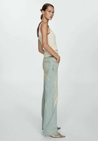 Mango Džíny Relaxed Fit - light blue