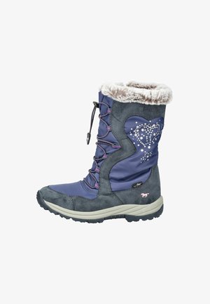 Lilla og grå vinterstøvle med faux fur-krave, snørebånd foran, tekstureret overflade og dekorativt hjerte med nitter. Gummisål.