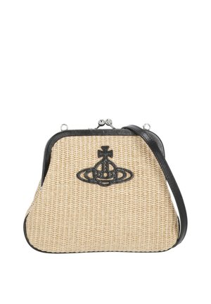 Piccola borsa beige intrecciata con finiture nere, emblema del logo nero sul davanti e tracolla nera, su sfondo bianco.