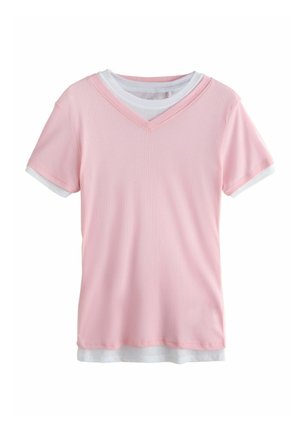 T-shirt à manches courtes superposé avec une couche supérieure rose à col en V et une couche inférieure blanche à col rond, présenté sur un fond blanc uni.