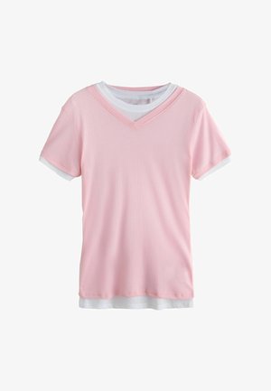 T-shirt à manches courtes superposé avec une couche supérieure rose à col en V et une couche inférieure blanche à col rond, présenté sur un fond blanc uni.