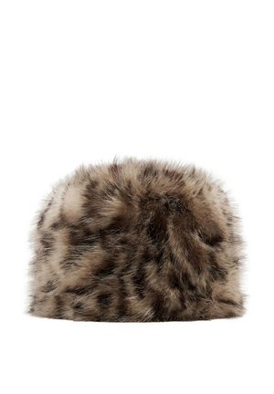 Un chapeau en fausse fourrure imprimé léopard marron et crème avec une calotte arrondie et un bord replié, présenté sur un fond blanc.