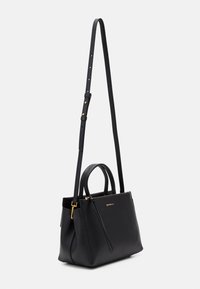 Sort lædertaske med to korte håndtag og en lang justerbar rem. Glat tekstur, guldfarvet hardware og lynlåslukning øverst.