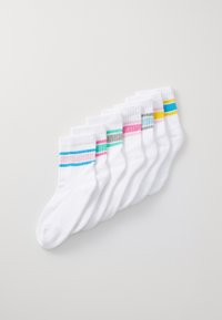 Set de six chaussettes de sport blanches, présentant des rayures colorées en bleu, rose, vert, gris et jaune sur les bords. Mélange de coton doux.